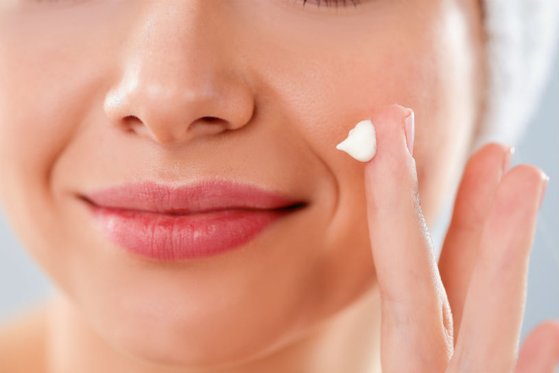 Come mettere la crema antirughe per il viso